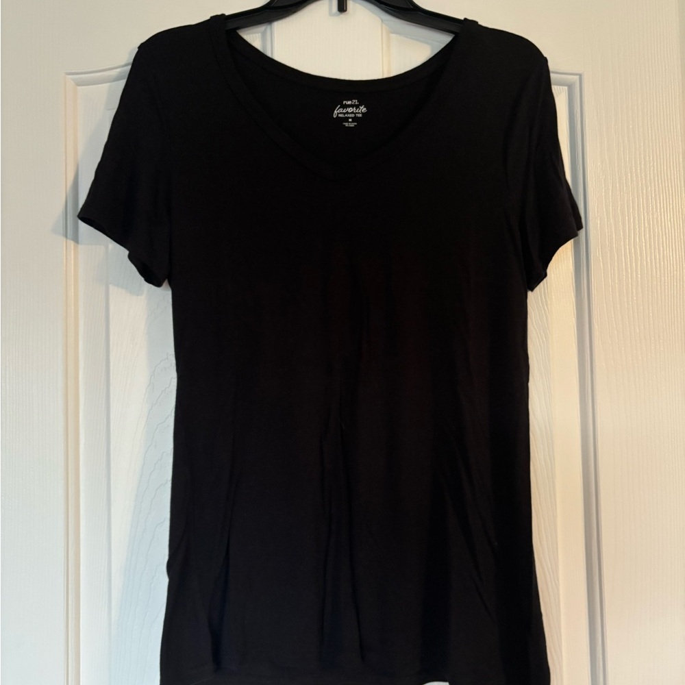 Rue21 Black V-Neck Short Sleeve Tee
